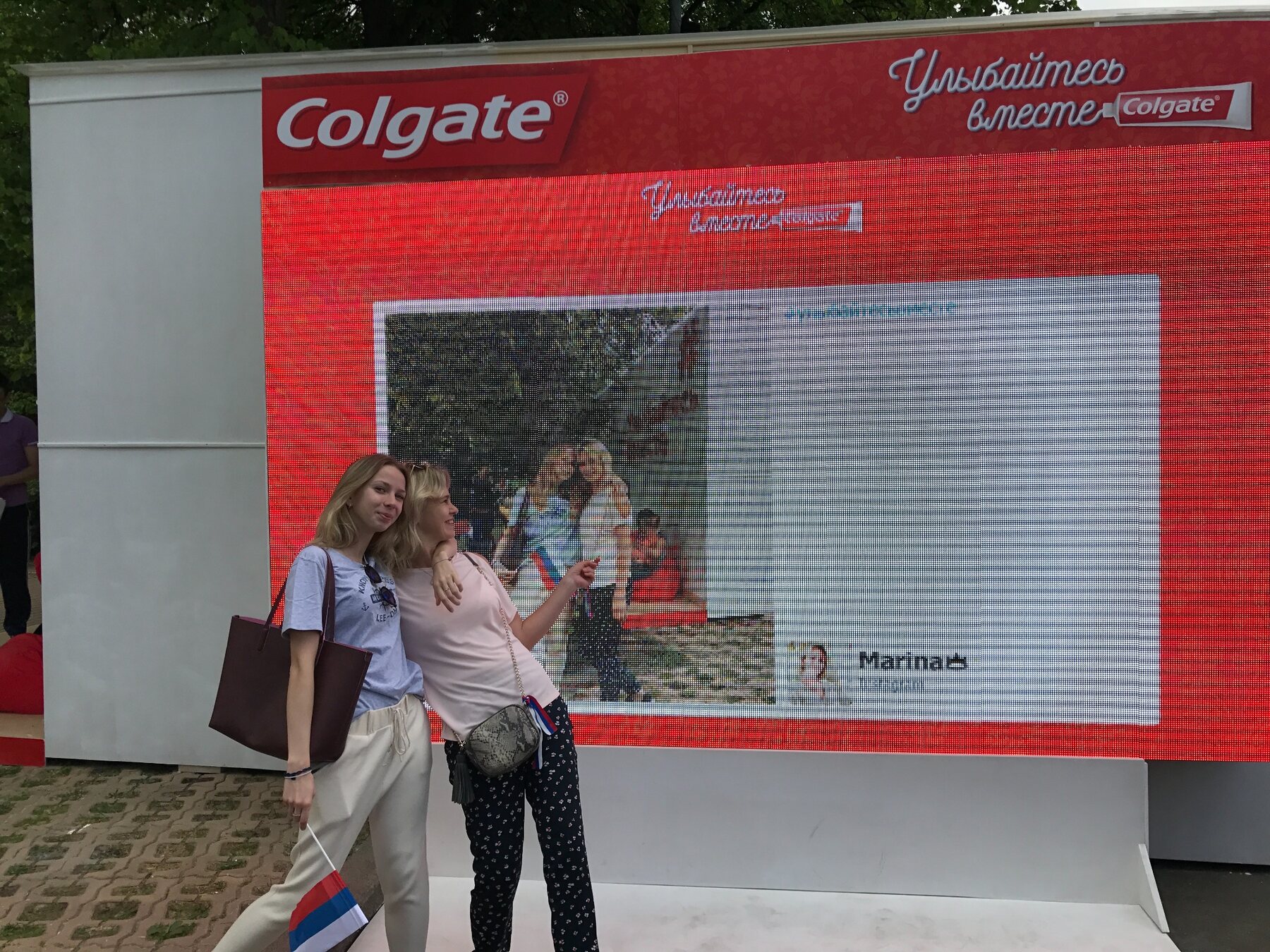 LeFotu на экране мероприятия Colgate